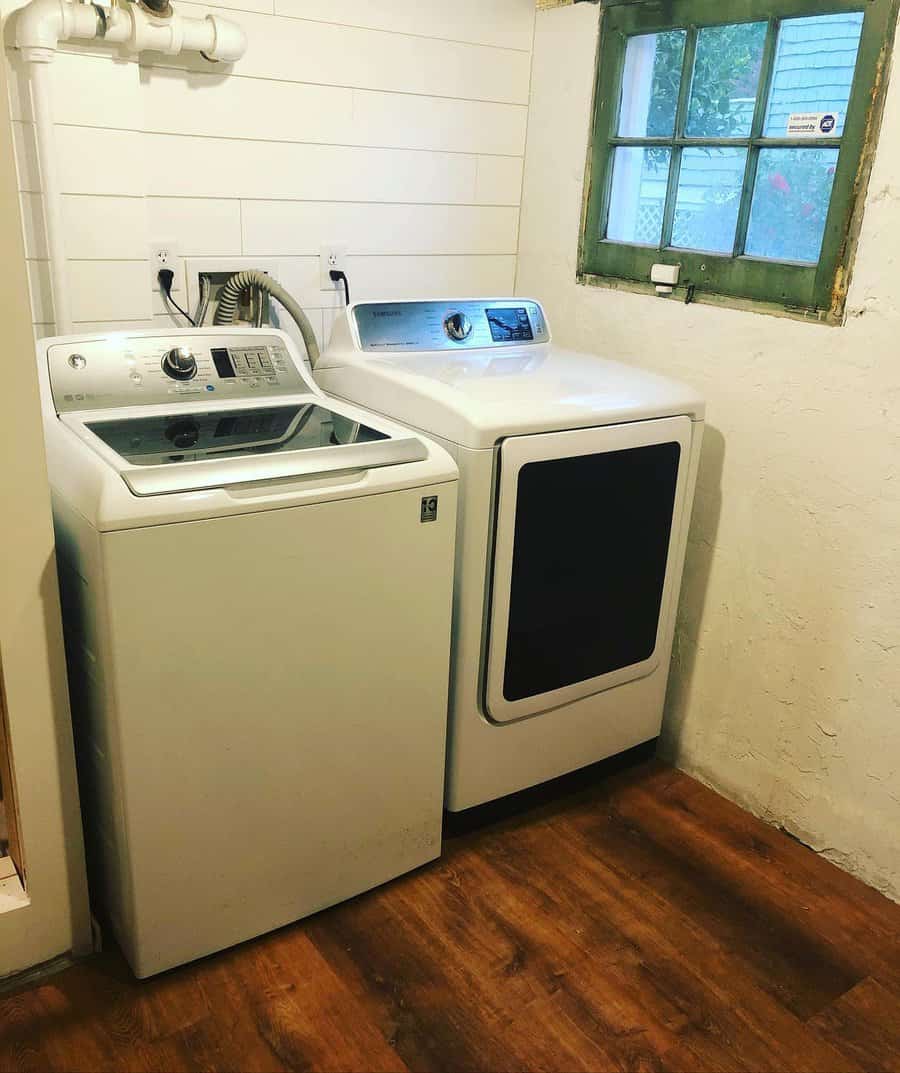 Recessed laundry area