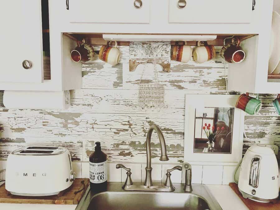 Rustic tile kitchen backsplash