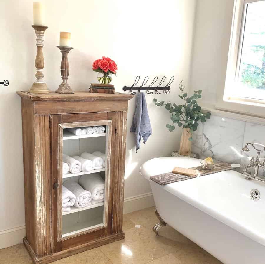 Bath towel cabinet