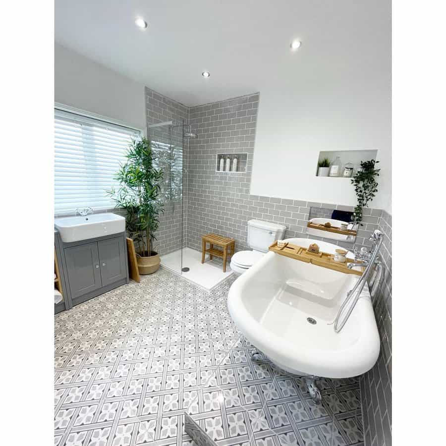 Scandinavian grey bathroom