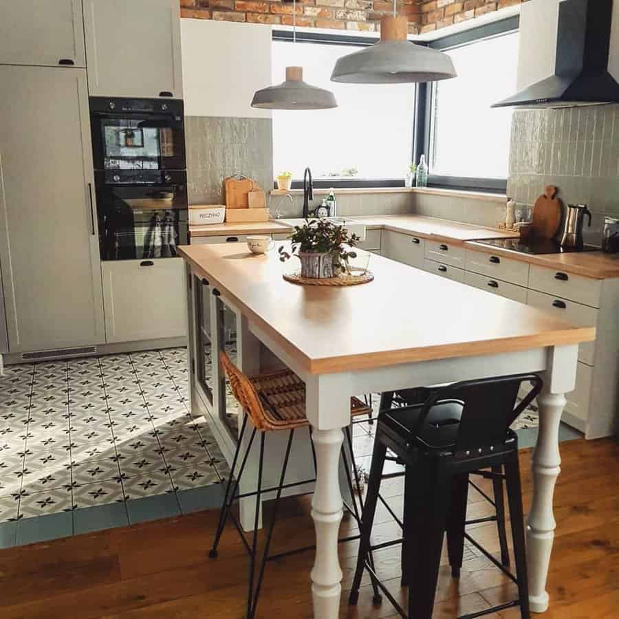 Rustic kitchen with decorative tiles 