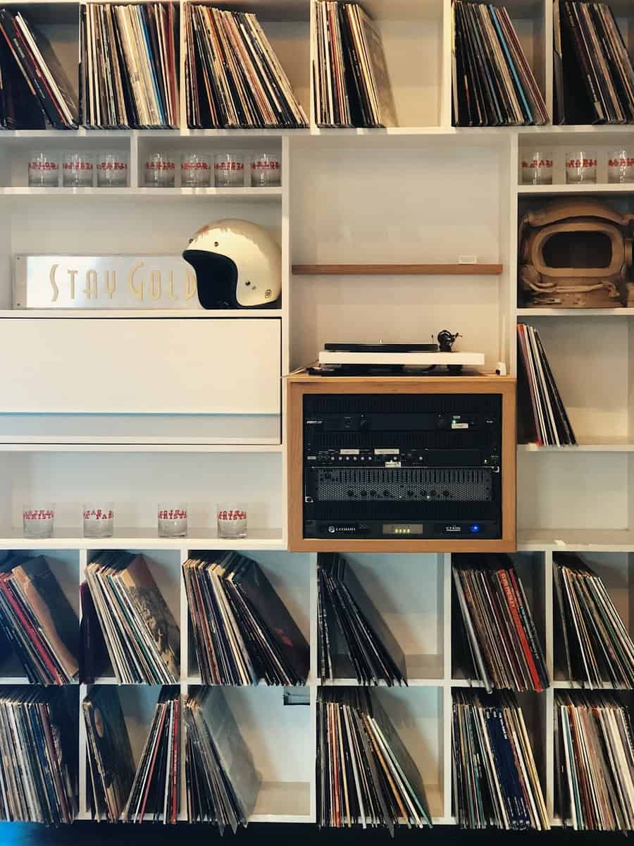 Vinyl shelf storage