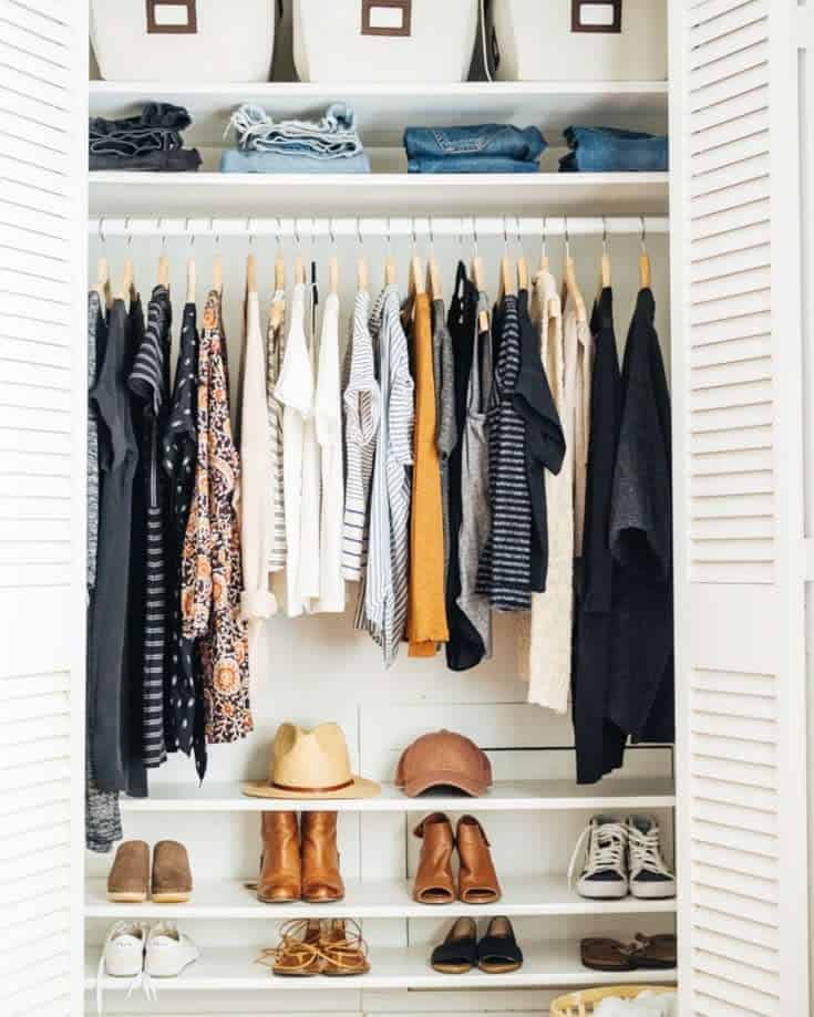 Small closet with modular shelves 