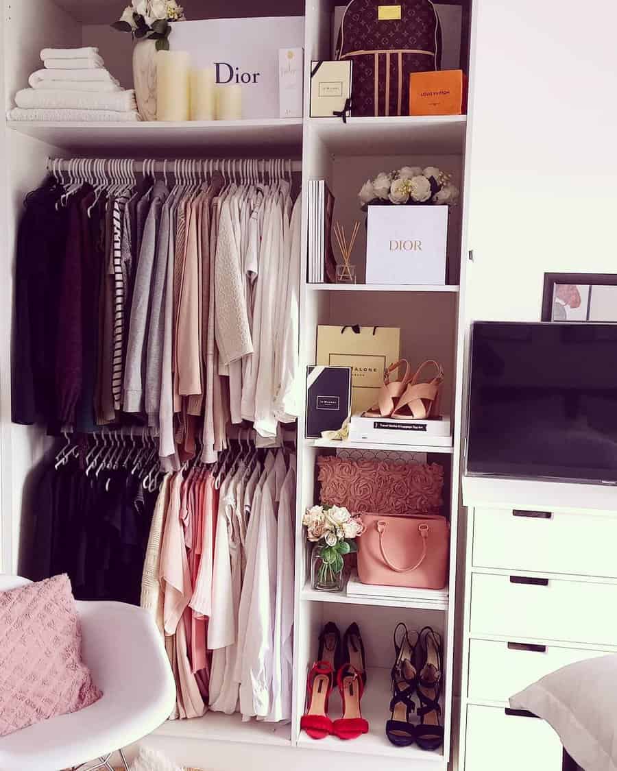 Small closet with modular shelves 