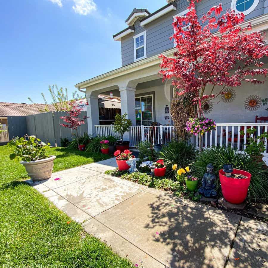 Corner front garden