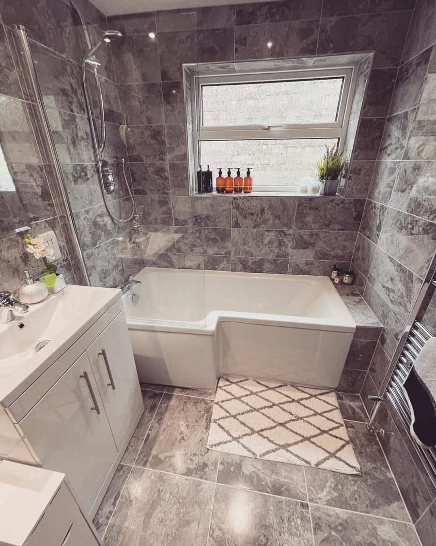 Grey bathroom with colors and lines accent