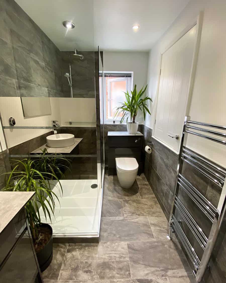 Grey bathroom with colors and lines accent