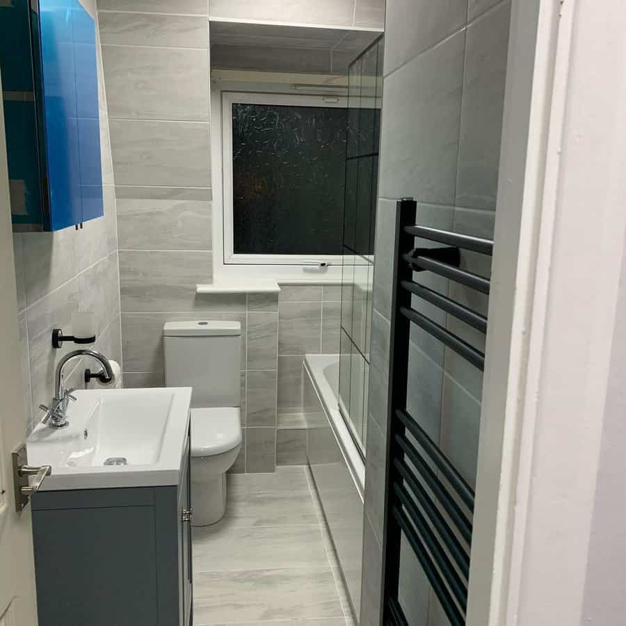 Grey bathroom with colors and lines accent