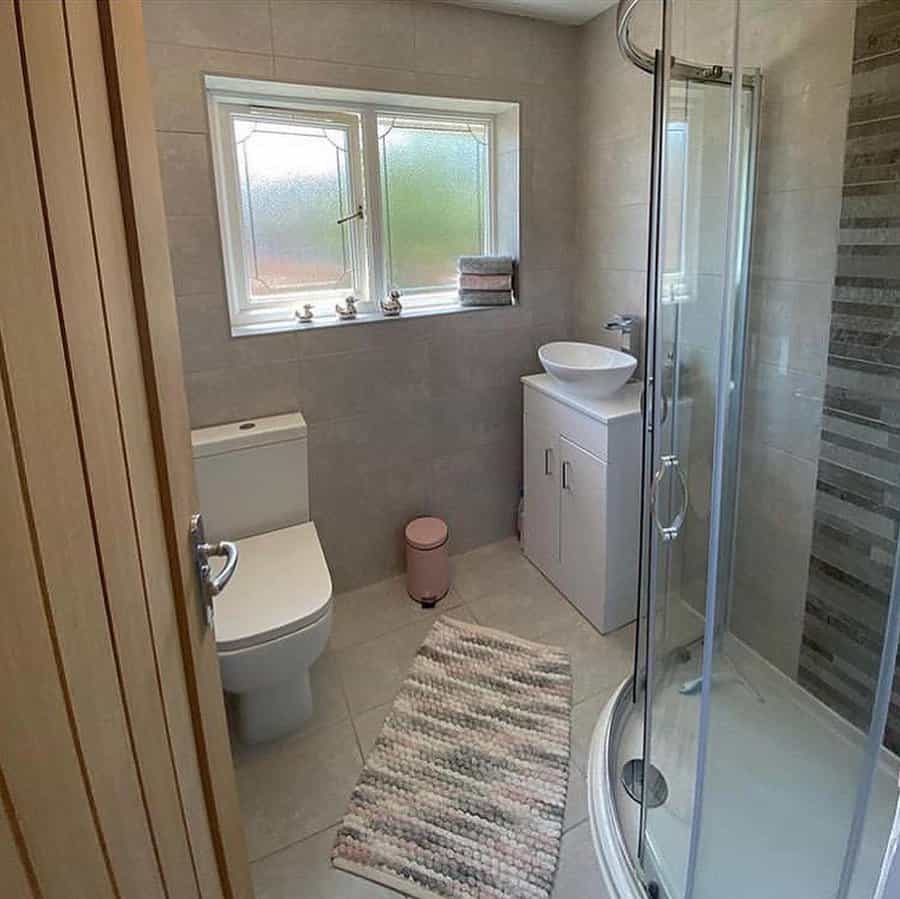 Grey bathroom with colors and lines accent