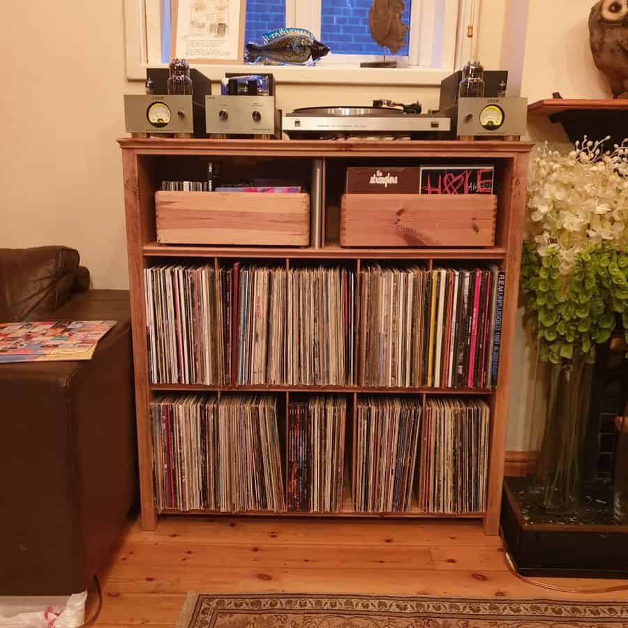wood pallet vinyl shelf