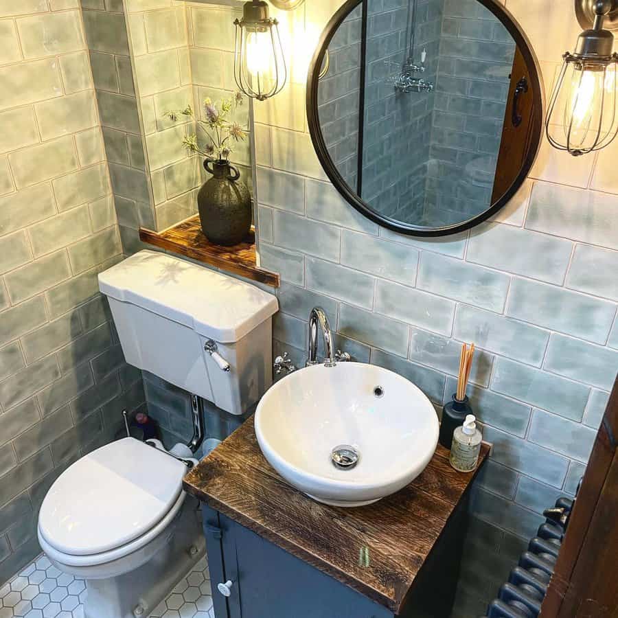 Small Rustic Bathroom farmbarn2020