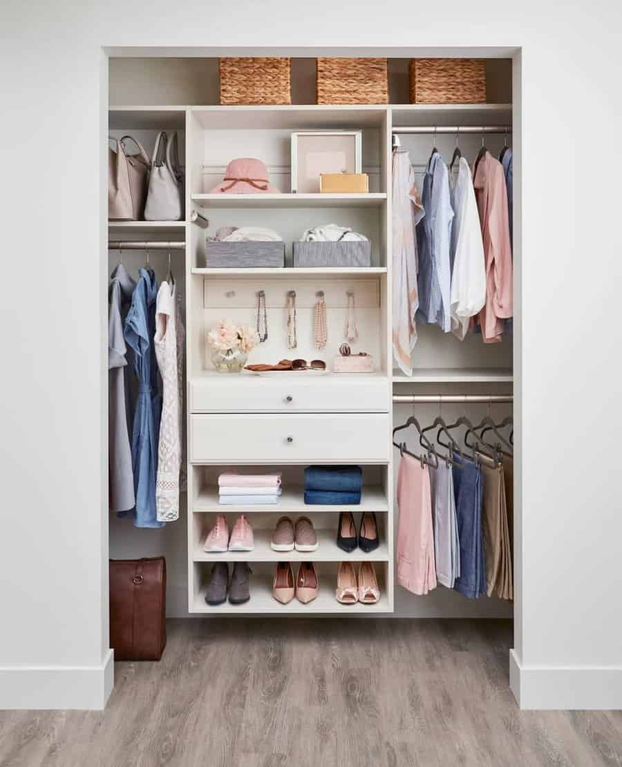 Closet with diversified storage