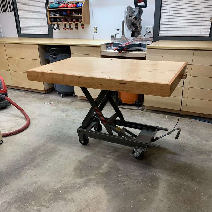 Mobile hydraulic lift workbench in a garage setting