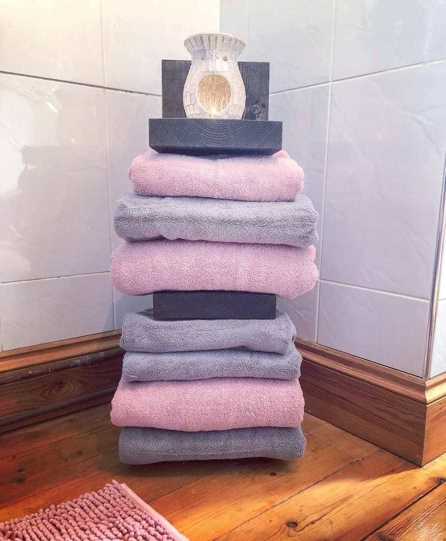 Standalone towel shelf