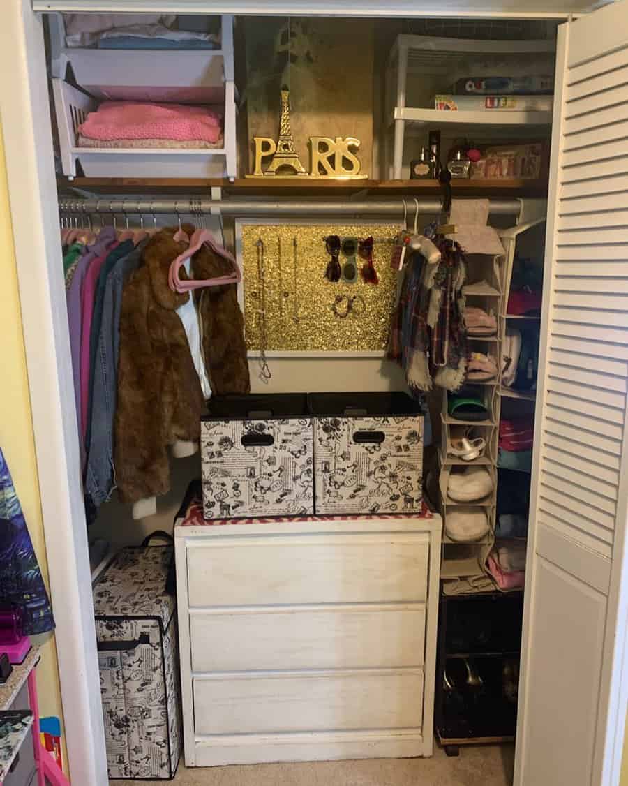 Closet with diversified storage