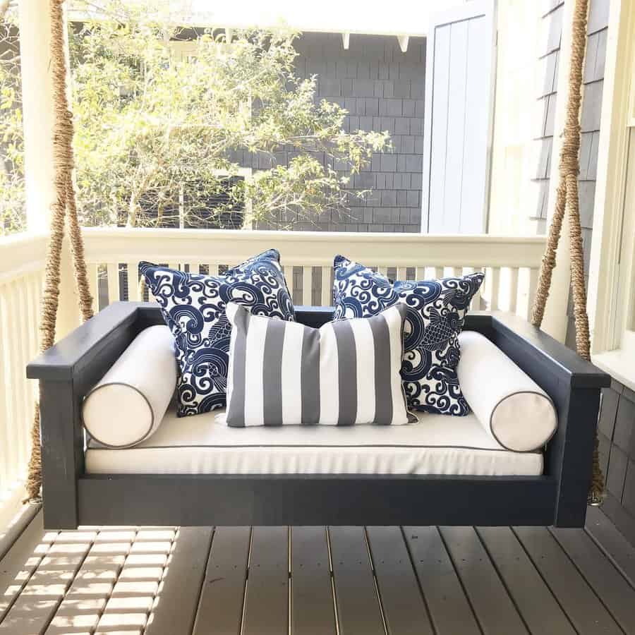 Outdoor hanging daybed swing