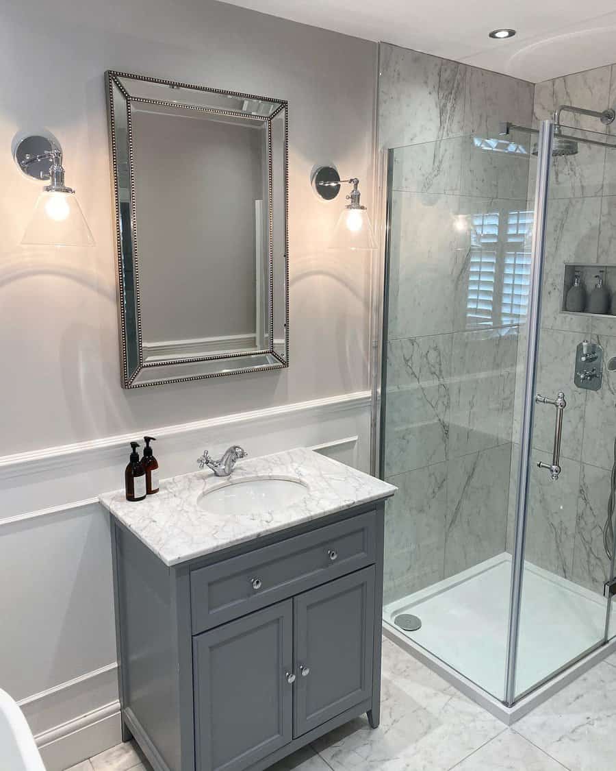 Modern bathroom with classic lighting 