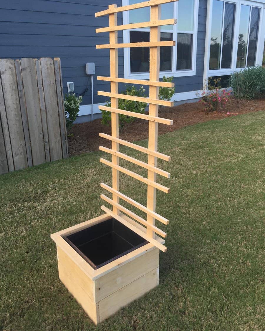 Planter with trellis