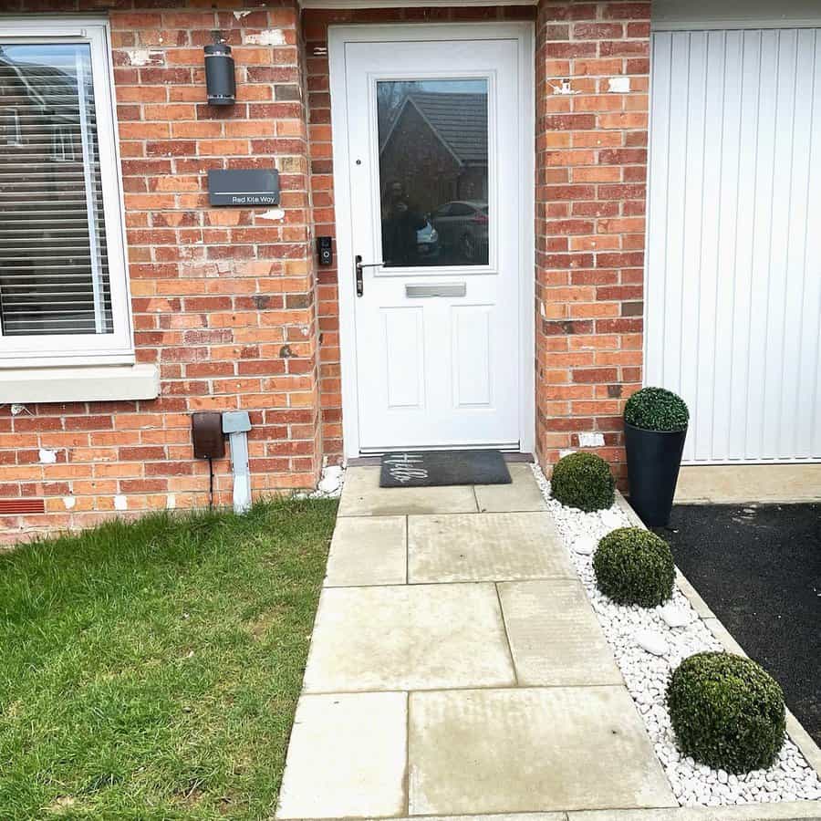 Front garden with white pebbles