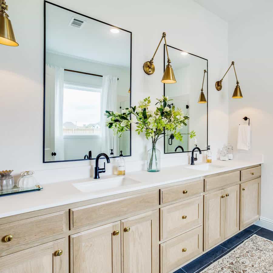 Elegant bathroom and aesthetic lighting 