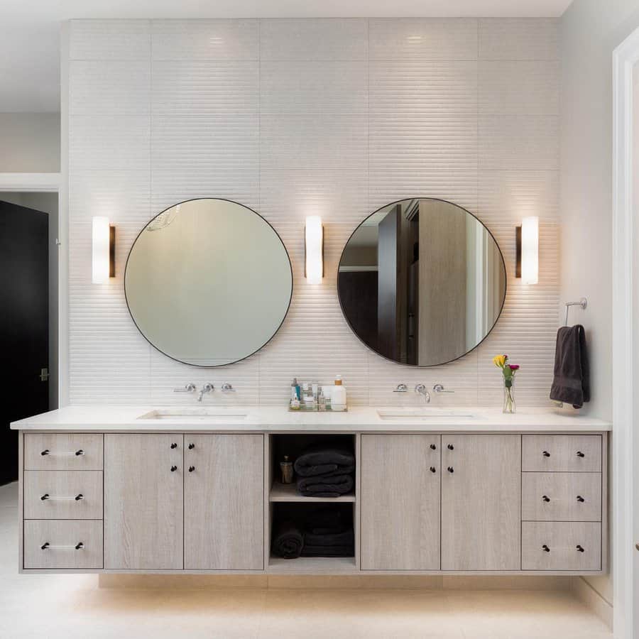 Aesthetic bathroom with symmetrical lighting 