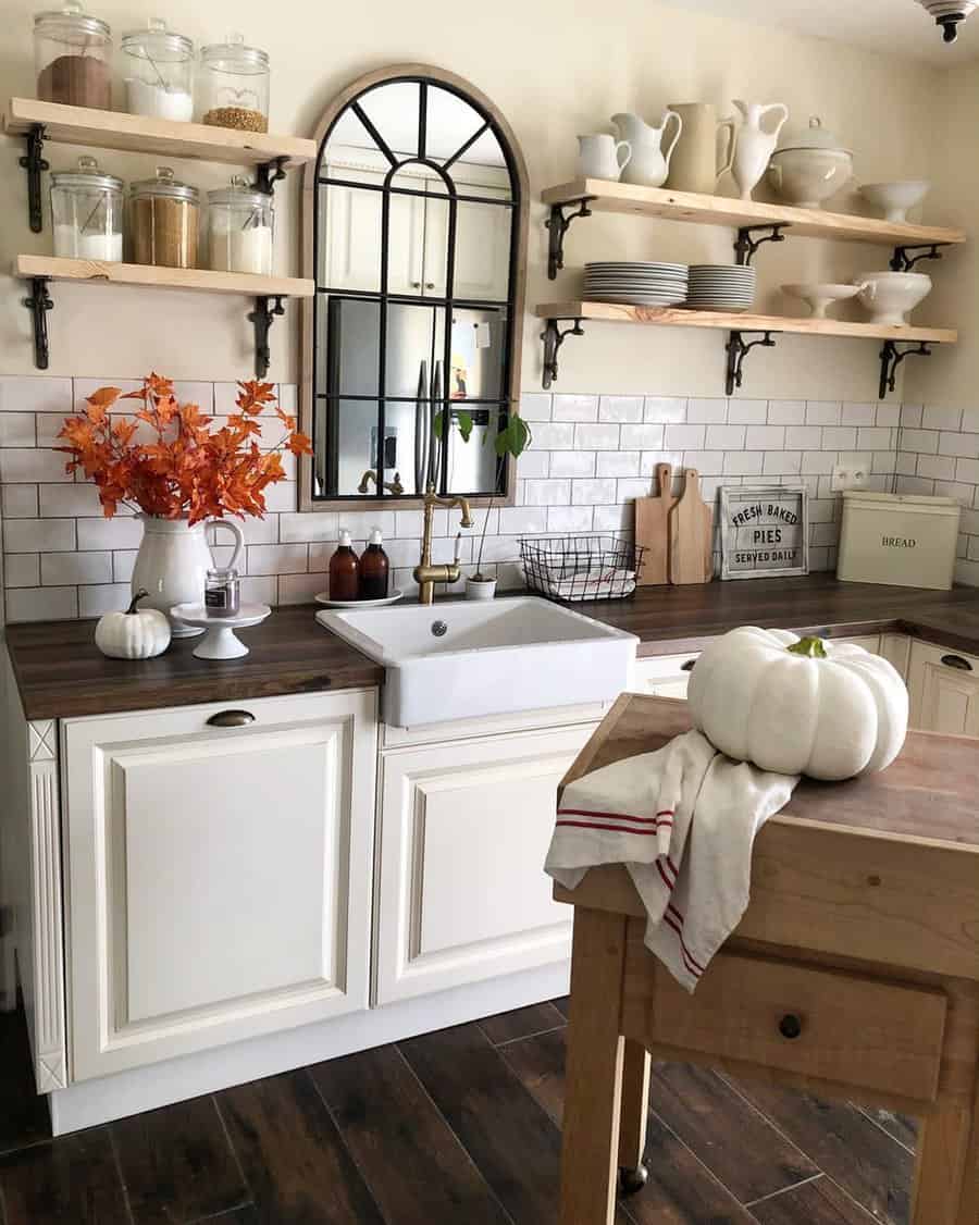 Farmhouse kitchen with belfast sink