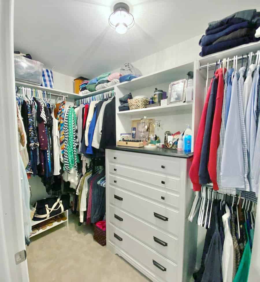 Closet with diversified storage