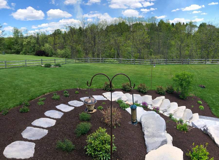 Backyard landscaping with stepping stones 