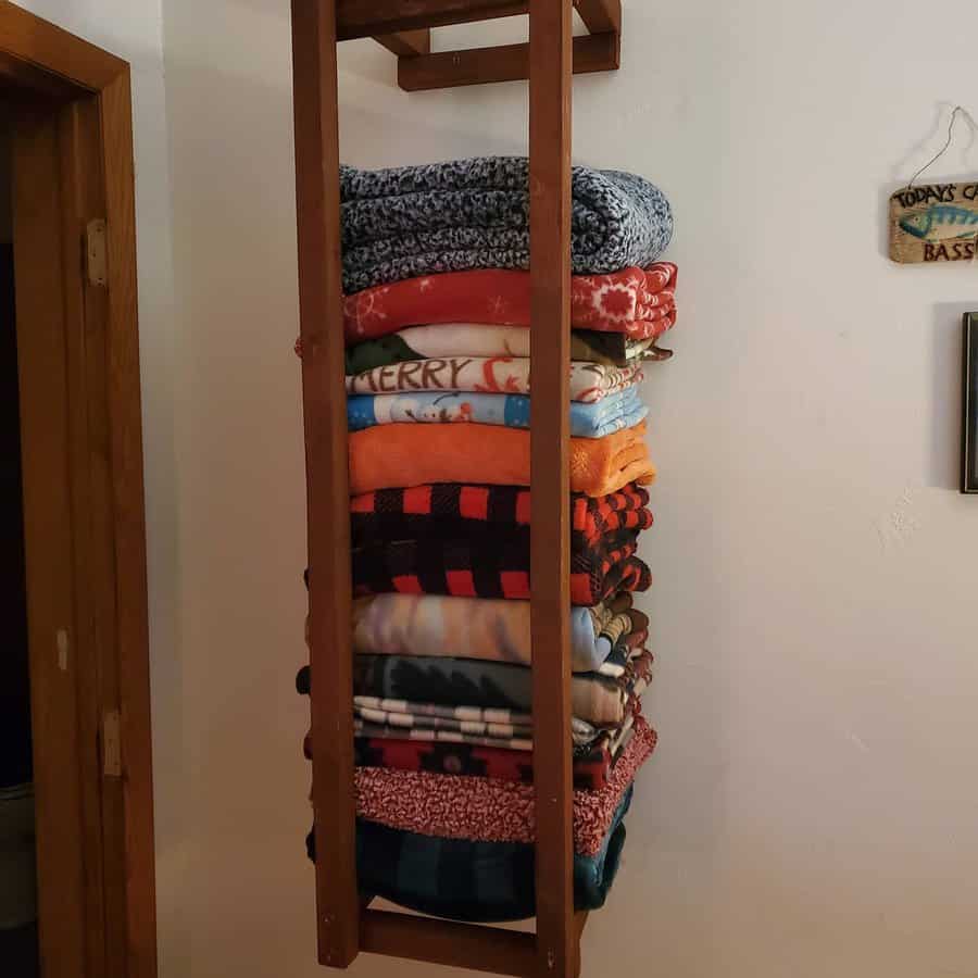 Wall mounted blanket rack