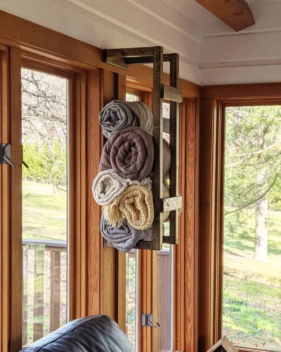 Wall mounted blanket rack