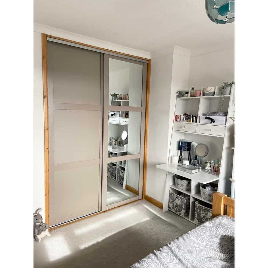 Sliding closet