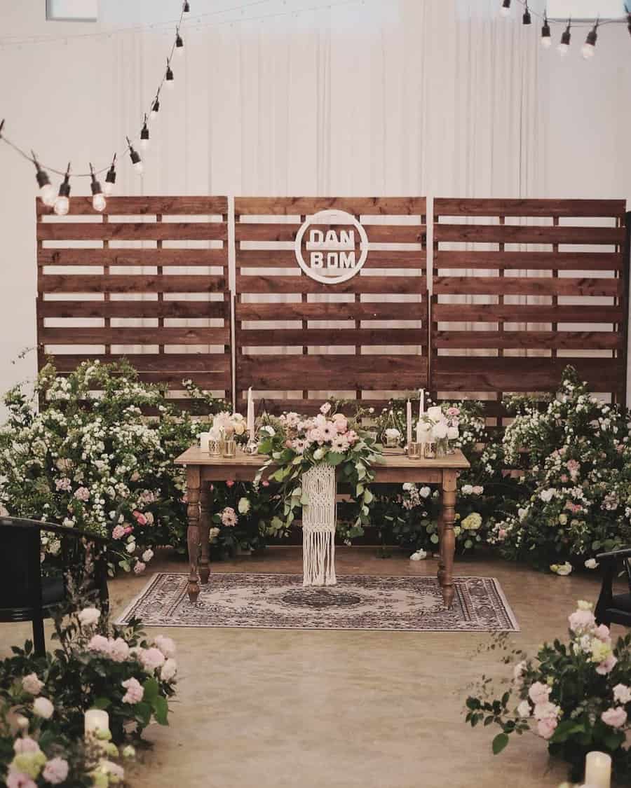 Wedding setting with pallet walls