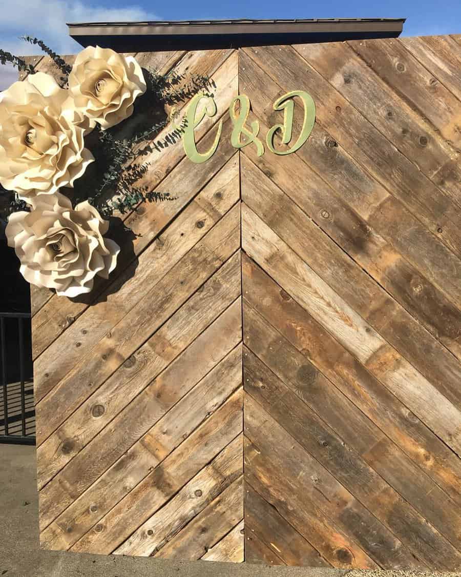 Wedding setting with pallet walls