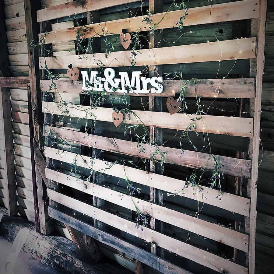 Wedding setting with pallet walls