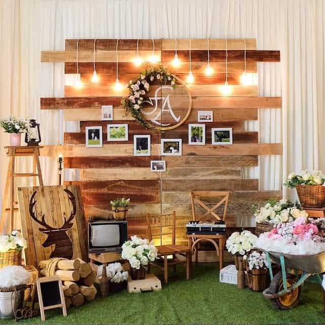 Wedding setting with pallet walls