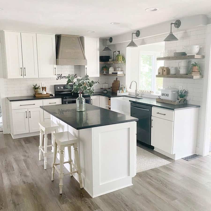 Farmhouse kitchen with belfast sink