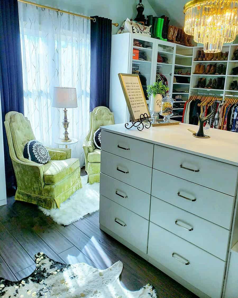 Walk in closet with island cabinet