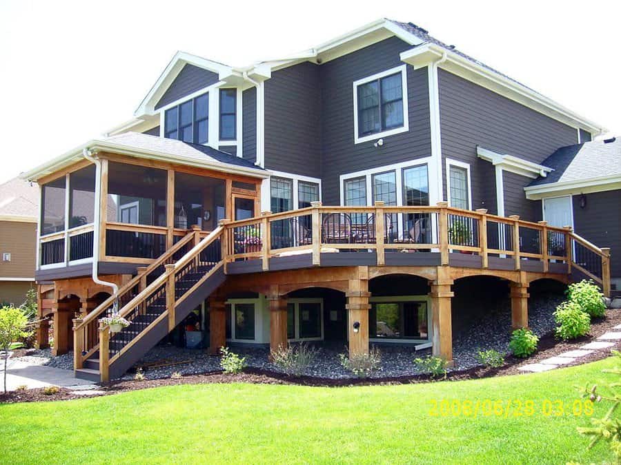 Wood and metal deck railing