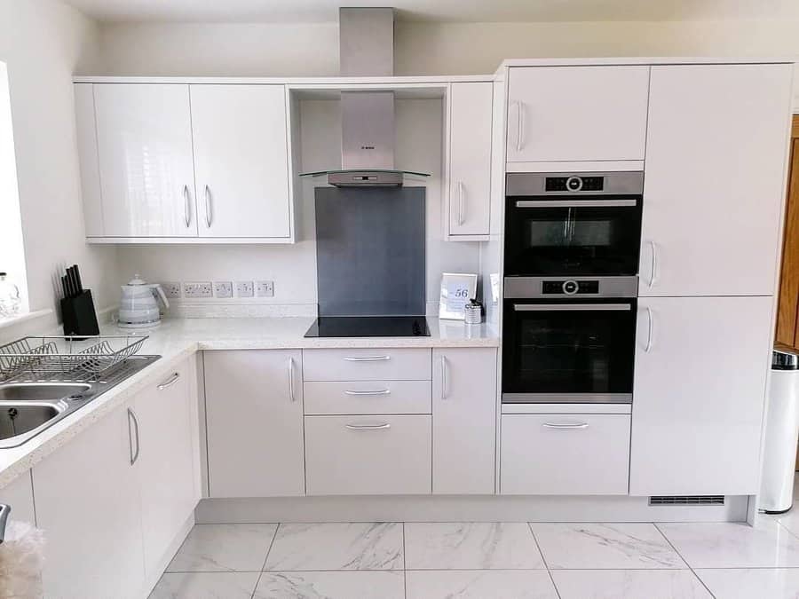 Minimalist kitchen with tiles that resemble marble