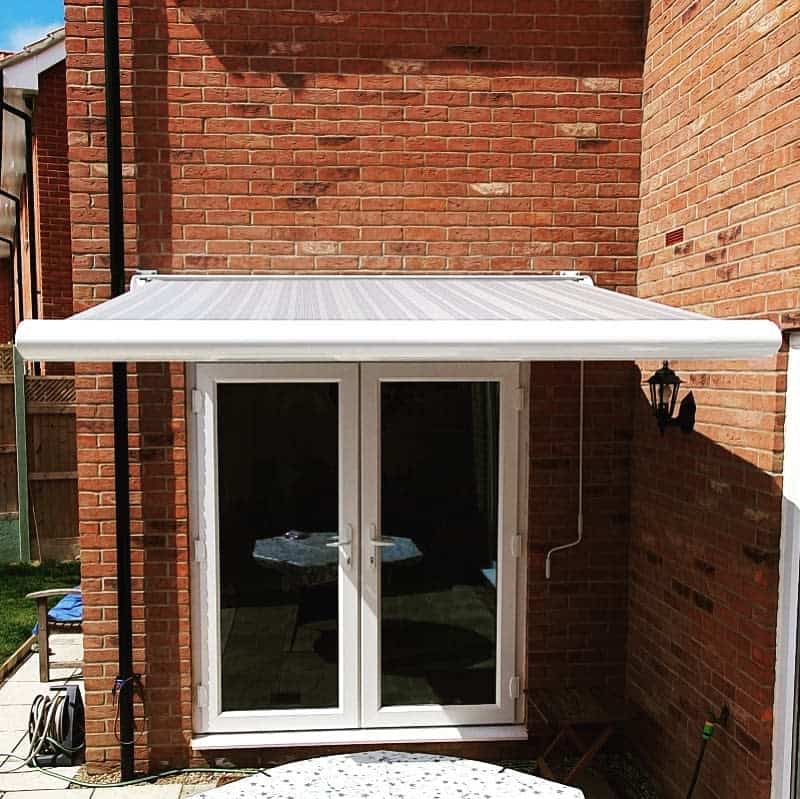 Retractable awning patio