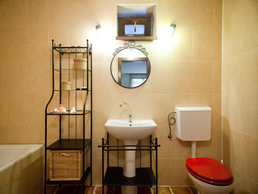 Small bathroom with ochre wall