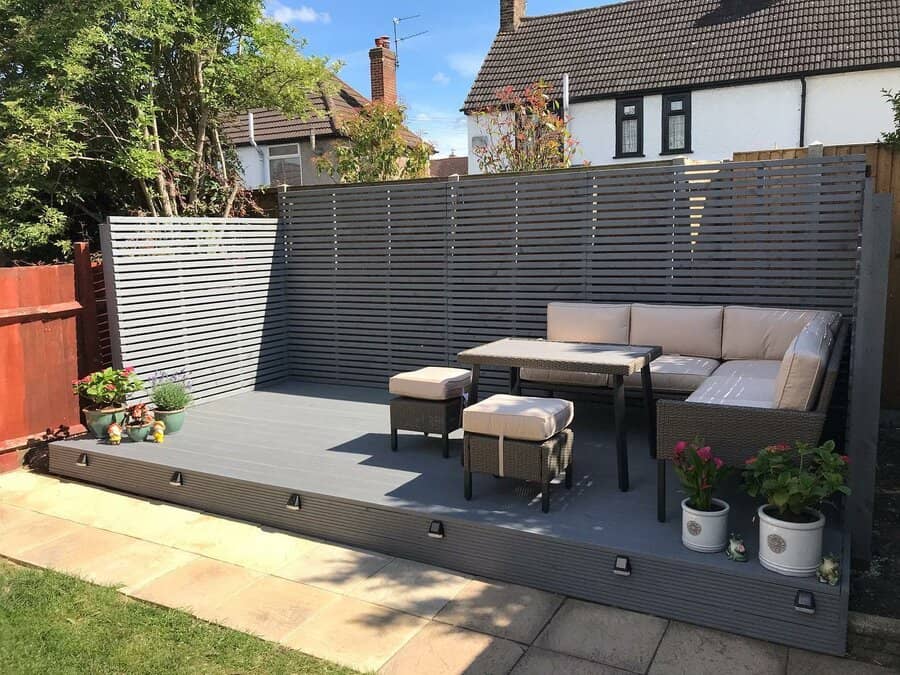 Floating deck with privacy wall