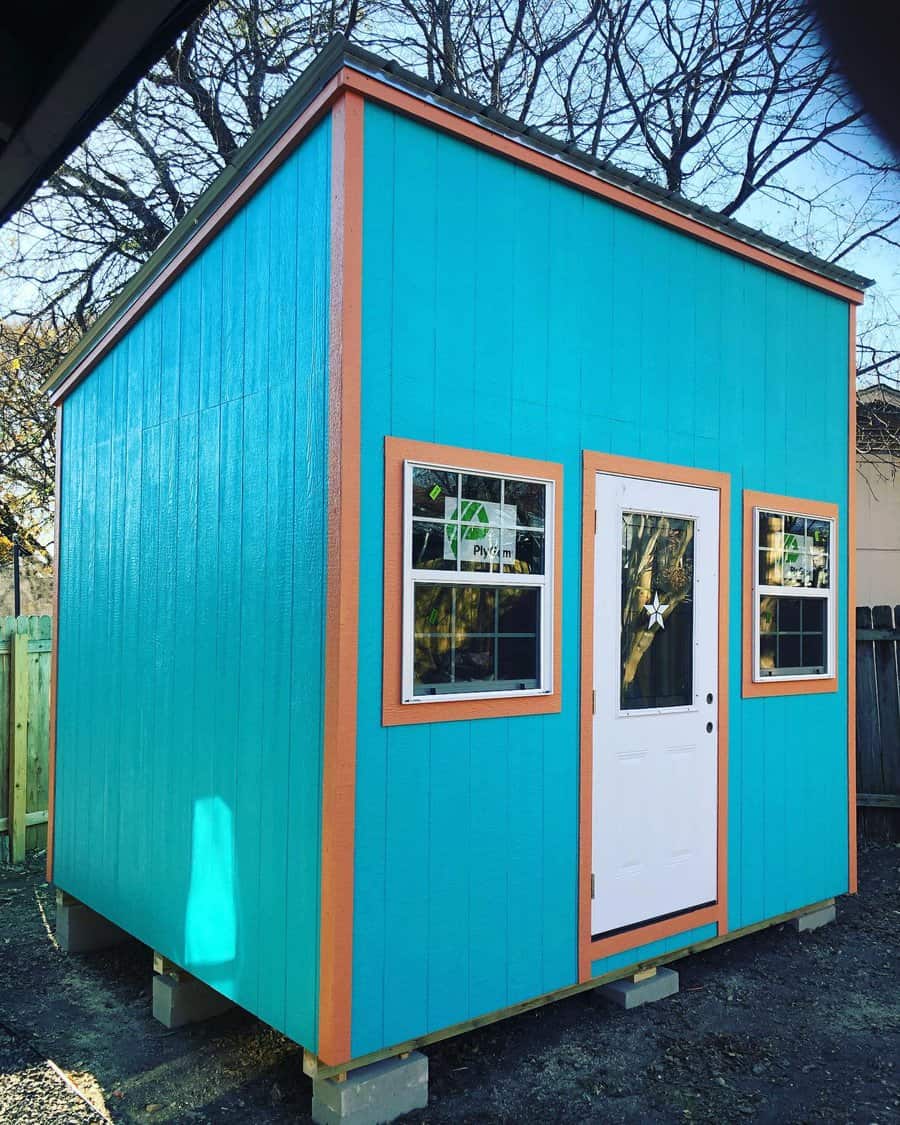 Minimalist garden shed with flat top