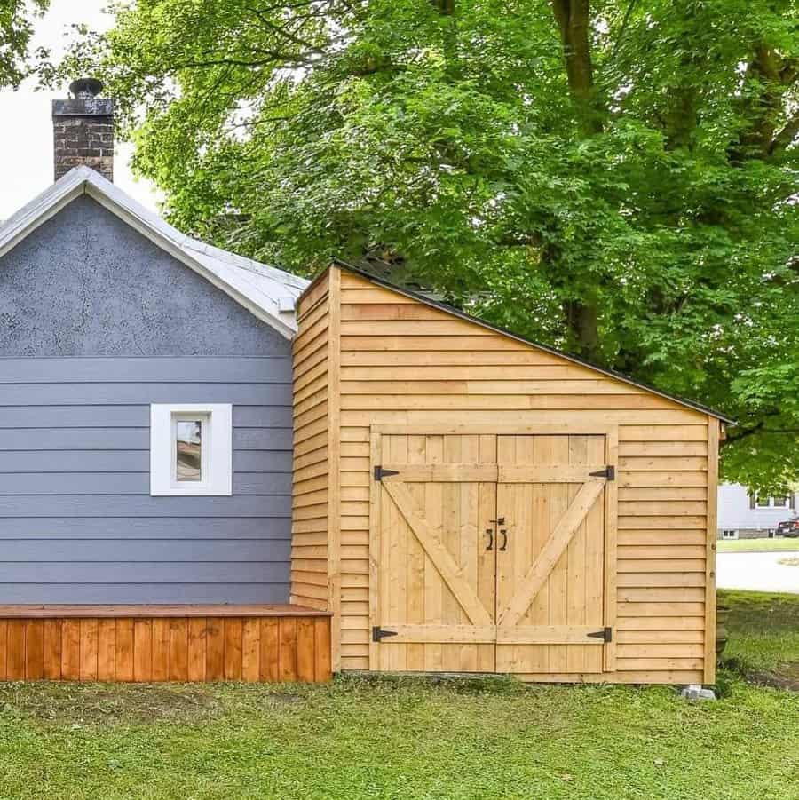 Garden shed with parallel truss