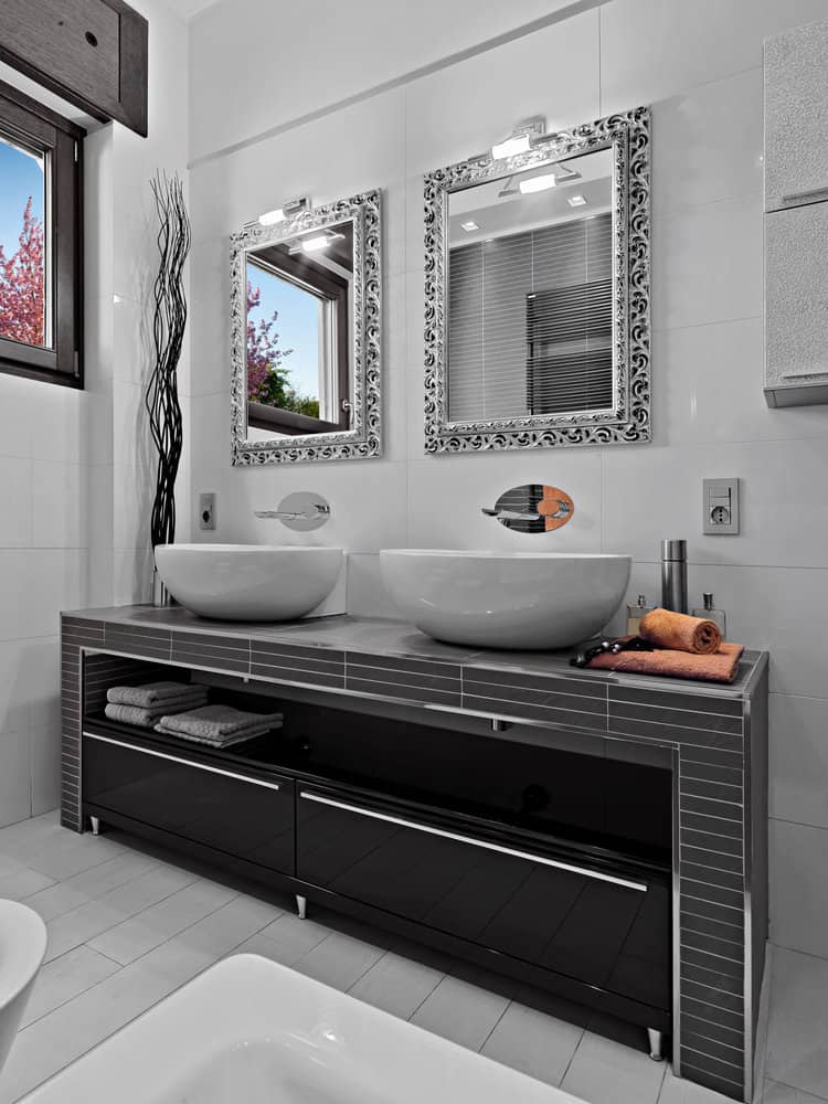 Black and white bathroom decor