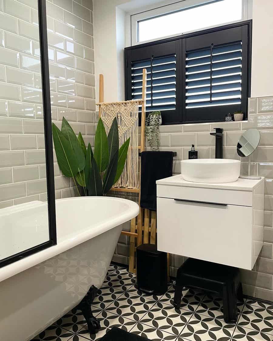 small bathroom with decorative tiles 