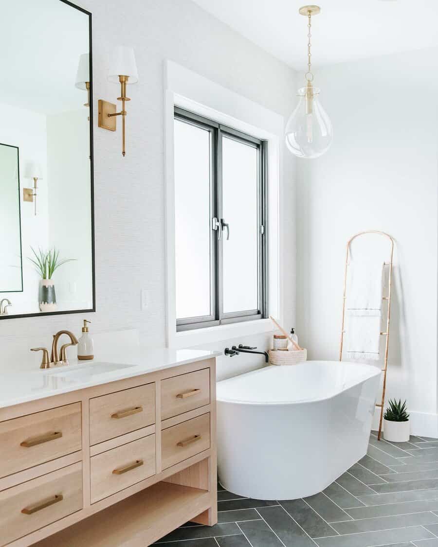 small bathroom with pendant lamp 