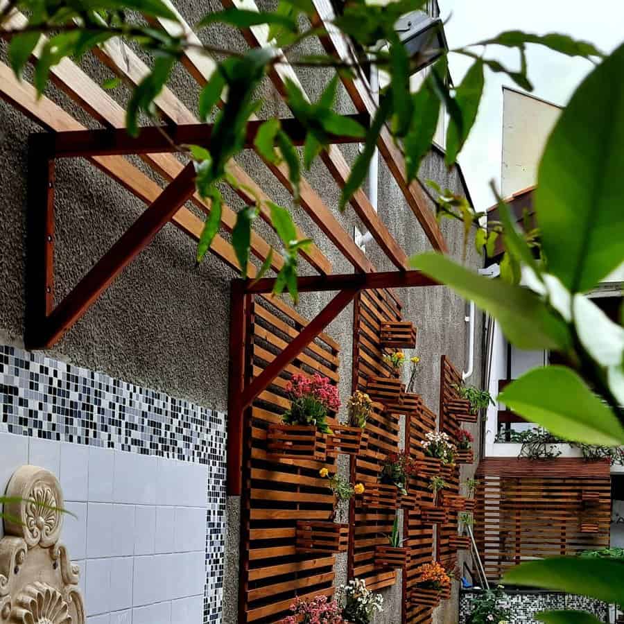 Garden wall with wall planters 