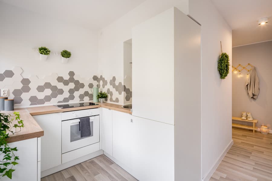 Modern white kitchen with wall tile hexagon design