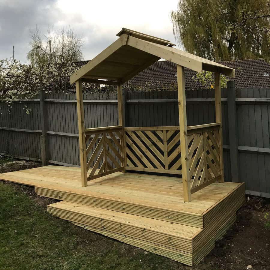 Floating deck with shade unit